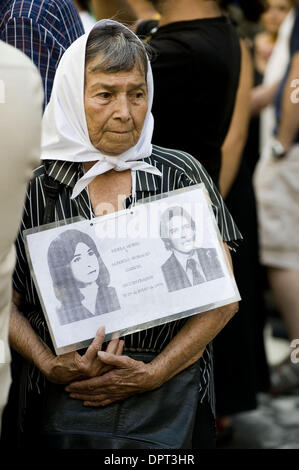 24. März 2009 - Buenos Aires, Buenos Aires, Argentinien - Delia Morel, hat 78, von Buenos Aires Fotos von ihrer Schwester, Fidela Morel und ihrem Schwager Alberto Horacio Garcia verschwundenen 29. Juli 1976 nach dem Beginn der Militärdiktatur in Argentinien. Beginn der Militärherrschaft, 24. März 1976 zeichnet sich als ein nationaler Tag der Erinnerung, D'a Nacional De La Memor Stockfoto