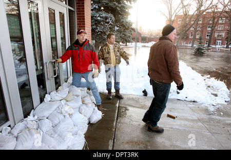 29. März 2009 - Fargo, North Dakota, USA - MORGAN FORNESS, Rektor und Dekan der Studenten an Fargo Oak Grove lutherische High School, zusammen mit Eltern RICH SLAGEL, Mitte und BRIAN BERG Umfrage Hochwasser, das floss in den Campus nach Stahl Hochwassermauer ca. 01:00 Sonntag im Norden durchbrochen wurde Fargo. (Kredit-Bild: © Bruce Mies/ZUMA Press) Stockfoto