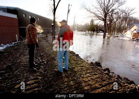 29. März 2009 - Fargo, North Dakota, USA - MORGAN FORNESS, Rektor und Dekan der Studenten an Fargo Oak Grove lutherische High School, zusammen mit BRIAN BERG Umfrage Hochwasser, das floss in den Campus nach Stahl Hochwassermauer ca. 01:00 Sonntag im Norden durchbrochen wurde Fargo. (Kredit-Bild: © Bruce Mies/ZUMA Press) Stockfoto