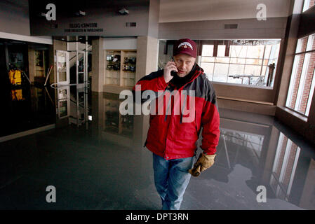 29. März 2009 - Fargo, North Dakota, USA - MORGAN FORNESS, Rektor und Dekan der Studenten an Fargo Oak Grove Lutheran High School Umfragen Hochwasser, das in den Campus floss, nachdem ein Stahl Hochwassermauer ca. 01:00 Sonntag im Norden durchbrochen wurde Fargo. (Kredit-Bild: © Bruce Mies/ZUMA Press) Stockfoto