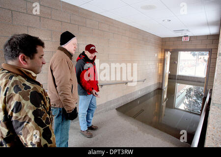 29. März 2009 - Fargo, North Dakota, USA - MORGAN FORNESS, Rektor und Dekan der Studenten an Fargo Oak Grove lutherische High School, zusammen mit Eltern RICH SLAGEL, Mitte und BRIAN BERG Umfrage Hochwasser, das floss in den Campus nach Stahl Hochwassermauer ca. 01:00 Sonntag im Norden durchbrochen wurde Fargo. (Kredit-Bild: © Bruce Mies/ZUMA Press) Stockfoto