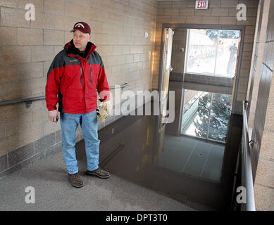 29. März 2009 befragt - Fargo, North Dakota, USA - MORGAN FORNESS, Rektor und Dekan der Studenten an Fargo Oak Grove lutherische High School, Hochwasser, die in den Campus floss, nachdem ein Stahl Hochwassermauer ca. 01:00 Sonntag verletzt wurde. (Kredit-Bild: © Bruce Mies/ZUMA Press) Stockfoto