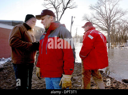 29. März 2009 - Fargo, North Dakota, USA - MORGAN FORNESS, Rektor und Dekan der Studenten an Fargo Oak Grove lutherische High School, USA-Armee-Korps der Ingenieure-Projekt-Manager ANDREW GOODALL von Rock Island, Illinois, Recht und Grover Elternteil BRIAN BERG Umfrage Hochwasser, die in den Campus floss, nachdem ein Stahl Hochwassermauer ca. 01:00 Sonntag verletzt wurde. (Kredit-Bild: © Bruce Mies / Stockfoto