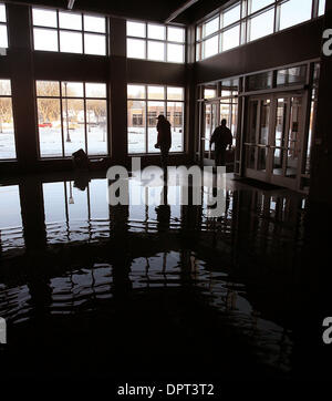 29. März 2009 befragt - Fargo, North Dakota, USA - MORGAN FORNESS, Rektor und Dekan der Studenten an Fargo Oak Grove lutherische High School, Hochwasser, die in den Campus floss, nachdem ein Stahl Hochwassermauer ca. 01:00 Sonntag verletzt wurde. (Kredit-Bild: © Bruce Mies/ZUMA Press) Stockfoto