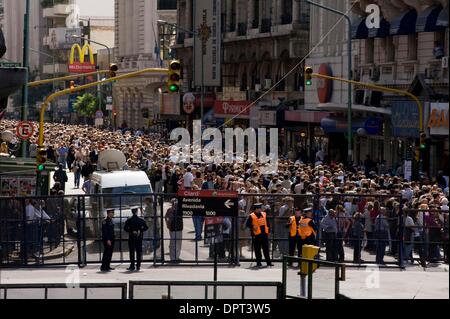1. April 2009 - Buenos Aires, Buenos Aires, Argentinien - Scharen der Argentinier versammelten sich im Palacio del Congreso Gebäude in Buenos Aires, Argentinien am 1. April 2009 mit den Linien fünf Reihen dehnen zwei Blöcke nach unten Avenida Callao Tribut zu zollen, der ehemalige Präsident von Argentinien Raul Alfons'n, 82, der 31. März 2009, starb an Lungenkrebs in seinem Schlaf, umgeben von famil Stockfoto