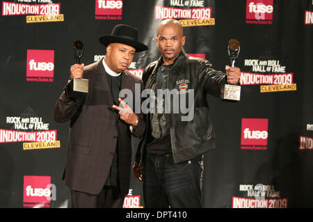 4. April 2009 Cleveland, OH... Joseph "Reverend Run" Simmons und Darryl "DMC" McDaniels posierte mit ihre Pokale nach wird aufgenommen in die Rock And Roll Hall Of Fame in Cleveland Public Hall Samstag, 4. April 2009... Jeff Moreland/CSMApril 04, 2009 Cleveland, OH... Jeff Moreland/CSM (Kredit-Bild: © Jeff Moreland/Cal-Sport-Medien) Stockfoto