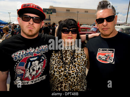 14. April 2009 - Las Vegas, Nevada, USA - KYLE HAGER, DEBBI HAGER und VIC HAGER (v.l.) stellen auf der Viva Las Vegas-Shifter Auto Show. Jetzt in seinem zwölften Jahr ist Viva Las Vegas, die Teilnehmer aus allen Teilen der Welt anzieht, eine jährliche Viertages-Rockabilly-Festival, das Musik, Kleidung, Autos und Lebensstil der 50er-Jahre-Amerika feiert. Stockfoto