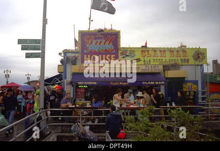 15. April 2009 - New York, New York, USA - Boardwalk Restaurant. (Kredit-Bild: © Kirk Kondylen/ZUMA Press) Stockfoto