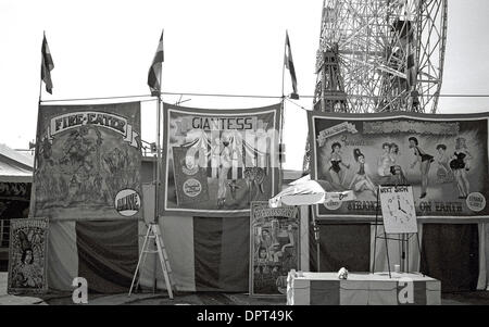 15. April 2009 - New York, New York, USA - Coney Island Freak-Show. (Kredit-Bild: © Kirk Kondylen/ZUMA Press) Stockfoto