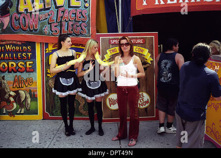 15. April 2009 - New York, New York, USA - Coney Island Freak-Show. (Kredit-Bild: © Kirk Kondylen/ZUMA Press) Stockfoto