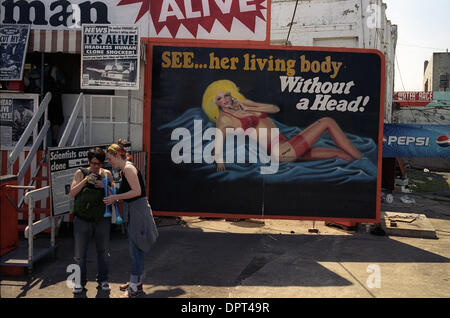 15. April 2009 - New York, New York, USA - Coney Island Freak-Show. (Kredit-Bild: © Kirk Kondylen/ZUMA Press) Stockfoto