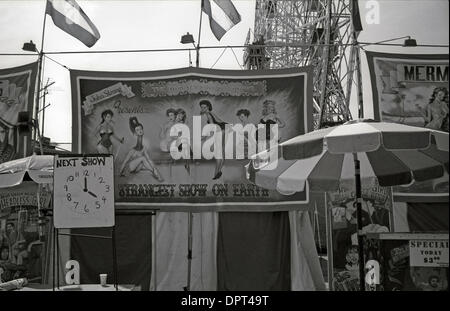 15. April 2009 - New York, New York, USA - Coney Island Freak-Show. (Kredit-Bild: © Kirk Kondylen/ZUMA Press) Stockfoto