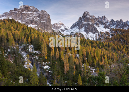 Die Cadini di Misurina im Herbst nach frühen Schnee, Dolomiten, Nord-Italien. Stockfoto