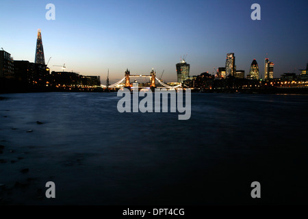 Blick auf die Themse von Bermondsey, Shard, Tower Bridge, Walkie Talkie, Cheesegrater und Gherkin, City of London, UK Stockfoto