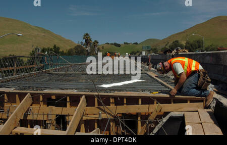 Brian Merryman arbeitet auf einer Brücke über Mission Boulevard (238) entlang der Interstate 680 in Fremont, Kalifornien, auf Montag, 20. April 2009. Die Autobahn wird erweitert wird, um hohe Belegung Mautspuren zu erstellen, mit denen nicht-Fahrgemeinschaft Fahrer über Transponder Zahlen auf der Spur. Diejenigen, die Fahrgemeinschaft wird weiterhin die Spur zur Verfügung. (Cindi Christie/Personal) Stockfoto