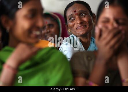 10. Oktober 2008 - Saundatti, Indien - eine ältere Ex-Devadasi Frau lächelt während einer Selbsthilfe-Gruppe Sitzung in Karnataka, Indien, gesponsert von Vimochana Sangha, eine nichtstaatliche Organisation gegründet, um das Devadasi-System zu demontieren. Selbsthilfegruppen sind eines der zahlreichen Ermächtigung Werkzeuge Devadasi Frauen versuchen, sich von den destruktiven Zyklus von Devadasi tradi Stockfoto