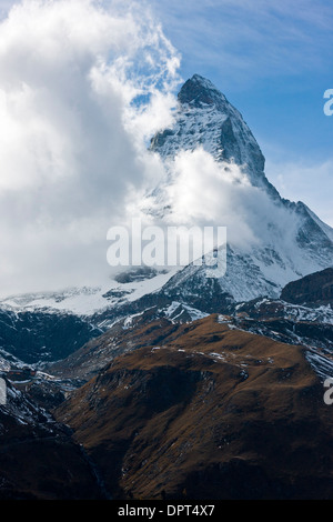 Matterhorn und Monte Cervino, mit Wolken, die aus dem Süden; Schweiz. Stockfoto