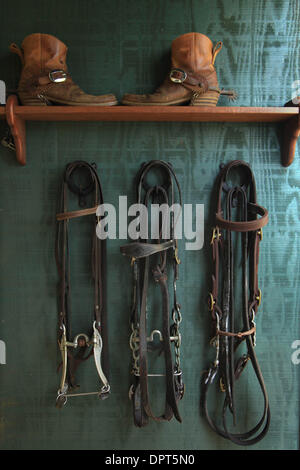 10. Februar 2009 - Waimea, Hawaii, USA - Cowboy-Stiefel und Sattelkammer sind auf dem Display außerhalb des Tierarztes Dr. Billy Bergin Paniolo Preservation Society Büros in Waimea, Hawaii. Dr. Bergin hat lange behandelt die hawaiischen Cowboys Pferde und Rinder und gründete die Paniolo Preservation Society um die Erhaltung der Paniolo-Geschichte und Kultur zu fördern. Er hat eine große Sammlung von historischen p Stockfoto