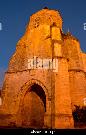 St. Félicien Kirche, beleuchtet am Abend in dem mittelalterlichen Dorf Issigeac, Dordogne, Frankreich. Stockfoto