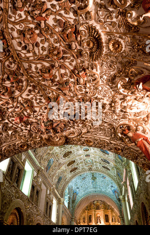 Kirche von St. Domingo 1575 gegründet ist reich verzierten Putz Statuen und farbigen Stuck Blumen. Oaxaca, Oaxaca. Mexiko. Stockfoto