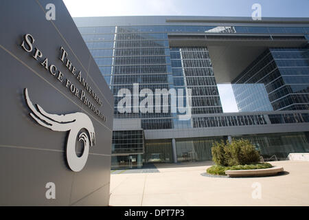 19. März 2009 soll - Los Angeles, Kalifornien, USA - das Innere der Annenberg-Raum für Fotografie Kameraelemente, darunter eine Decke Skulptur ähnlich einer Kamera-Auslöser und Wände fließen wie Film durch eine Kamera zur Rechnung tragen. Der Annenberg-Raum für Fotografie, erstellt von der Annenberg-Stiftung im Jahr 2000 Avenue of Stars in Los Angeles öffnet sich auf der Stockfoto