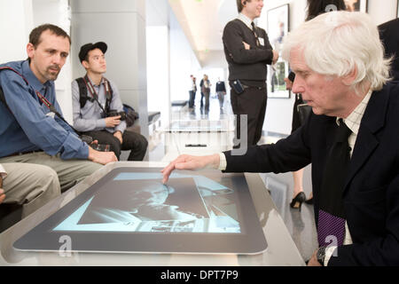 19. März 2009 - Los Angeles, Kalifornien, USA - Fotografen DOUGLAS KIRKLAND verwendet die Microsoft Surface-Tisch um zu reden, seine Fotografien mit anderen Fotografen in der Vorschau den Annenberg-Raum für Fotografie in Los Angeles. Kirkland ist einer der 13 angesehenen Fotografen, deren Arbeit in der ersten Abbildung L8S ANG3LES ist. (Kredit-Bild: © Kayte Deioma/ZUMA Press) Stockfoto
