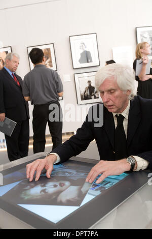 19. März 2009 - Los Angeles, Kalifornien, USA - Fotografen DOUGLAS KIRKLAND verwendet die Microsoft Surface-Tisch um zu reden, seine Fotografien mit anderen Fotografen in der Vorschau den Annenberg-Raum für Fotografie in Los Angeles. Kirkland ist einer der 13 angesehenen Fotografen, deren Arbeit in der ersten Abbildung L8S ANG3LES ist. (Kredit-Bild: © Kayte Deioma/ZUMA Press) Stockfoto