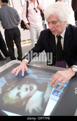 19. März 2009 - Los Angeles, Kalifornien, USA - Fotografen DOUGLAS KIRKLAND verwendet die Microsoft Surface-Tisch um zu reden, seine Fotografien mit anderen Fotografen in der Vorschau den Annenberg-Raum für Fotografie in Los Angeles. Kirkland ist einer der 13 angesehenen Fotografen, deren Arbeit in der ersten Abbildung L8S ANG3LES ist. (Kredit-Bild: © Kayte Deioma/ZUMA Press) Stockfoto