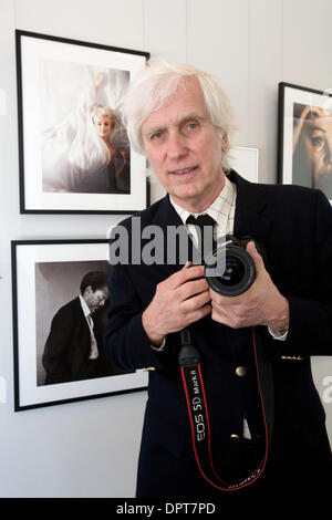 19. März 2009 posiert mit einige seiner Fotografien in der Vorschau den Annenberg-Raum für Fotografie in Los Angeles - Los Angeles, Kalifornien, USA - Fotografen DOUGLAS KIRKLAND. Kirkland ist einer der 13 angesehenen Fotografen, deren Arbeit in der ersten Abbildung L8S ANG3LES ist. (Kredit-Bild: © Kayte Deioma/ZUMA Press) Stockfoto