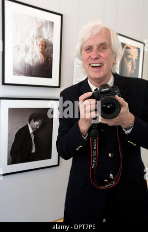19. März 2009 posiert mit einige seiner Fotografien in der Vorschau den Annenberg-Raum für Fotografie in Los Angeles - Los Angeles, Kalifornien, USA - Fotografen DOUGLAS KIRKLAND. Kirkland ist einer der 13 angesehenen Fotografen, deren Arbeit in der ersten Abbildung L8S ANG3LES ist. (Kredit-Bild: © Kayte Deioma/ZUMA Press) Stockfoto