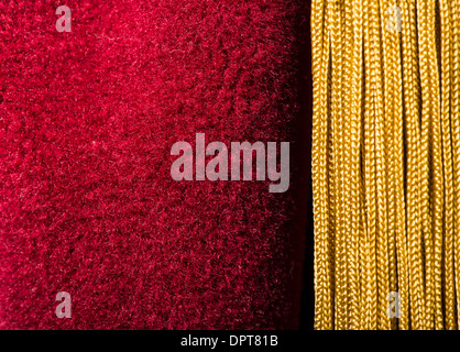 Roter Samtvorhang mit Quaste. Nahaufnahme Stockfoto