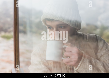 Man durchschaut Kabinenfenster Kaffee trinken Stockfoto