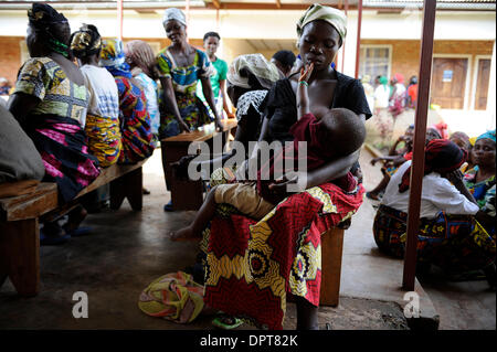 28. März 2009 - sitzt Bukavu, demokratische Republik Kongo - eine nicht identifizierte Patientin mit ihrem Baby während Sonntagsgottesdienste im Panzi Hospital. Panzi Hospital in Bukavu im Bereich Süd-Kivu im Osten Kongos war begann 1999 zugunsten zivile Kriegsopfer, darunter Hunderte von Tausenden von Frauen und Mädchen, die von kongolesischen Soldaten oder Milizionäre vergewaltigt worden. PA Stockfoto