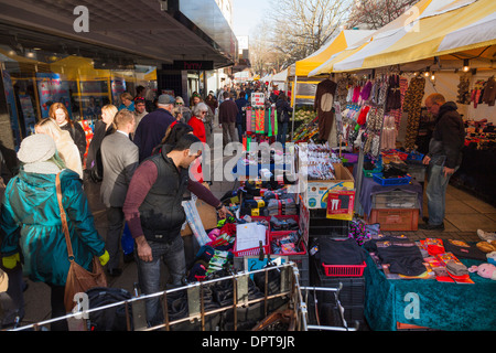 Kunden Surfen in der Stadt Marktstände Zentrum High Street. Stockfoto