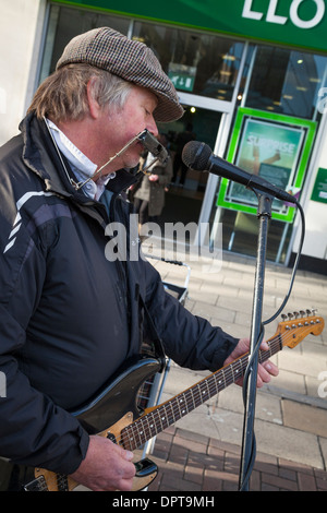 Straßenmusiker spielen e-Gitarre und Mundharmonika im Stadtzentrum. Stockfoto