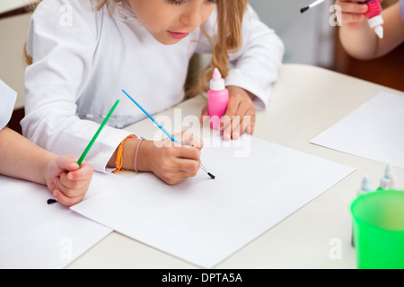 Mädchen malen am Schalter In der Vorschule Stockfoto