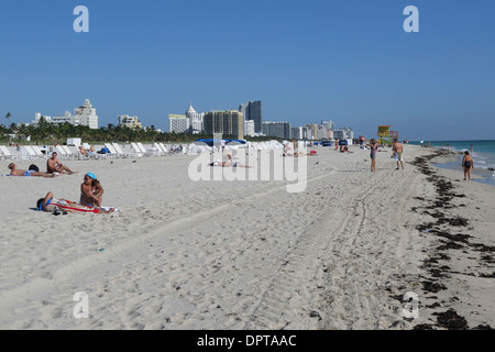 Menschen, die zum Sonnenbaden in Miami Beach in Florida Stockfoto