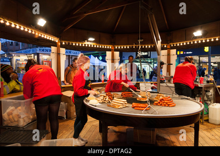 Deutsche Wurst Stand auf Tradition Weihnachten Straßenmarkt. Stockfoto