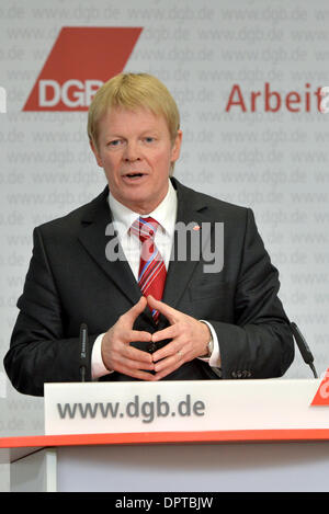 Berlin, Deutschland. 16. Januar 2014. Benannten Nachfolger des Vorsitzenden der deutschen Gewerkschaften (DGB), Michael Sommer, spricht Reiner Hoffmann bei der Eröffnung Pressekonferenz in Berlin, Deutschland, 16. Januar 2014 Jahr. Sommer kommentiert die neue Bundesregierung und sein Nachfolger im Amt des DGB-Vorsitzenden eingeführt. Foto: MARC TIRL/Dpa/Alamy Live News Stockfoto