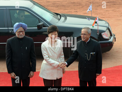 Neu-Delhi, Indien. 16. Januar 2014. Indian President Pranab Mukherjee (R) schüttelt Hände mit südkoreanischen Präsidenten Park Geun-Hye, nachdem sie für den feierlichen Empfang am indischen Präsidentenpalast in Neu-Delhi, Indien, 16. Januar 2014 kommt. Bildnachweis: Partha Sarkar/Xinhua/Alamy Live-Nachrichten Stockfoto