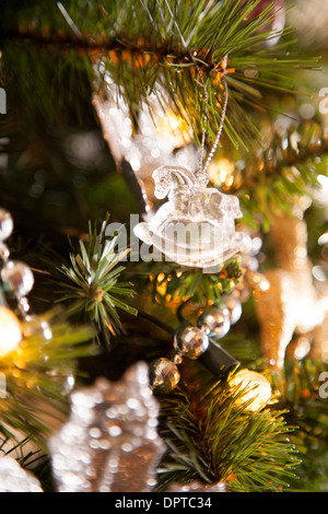 Schaukelpferd Kristall Weihnachtsdekoration auf einem Baum Stockfoto