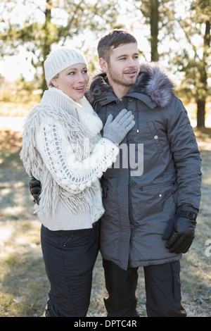 Junges Liebespaar in Winterkleidung im Wald Stockfoto