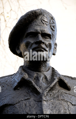 London, England, Vereinigtes Königreich. Statue des Viscount Montgomery von Alemein (1887-1976) von Oscar Nemon, 1980. Whitehall. Stockfoto