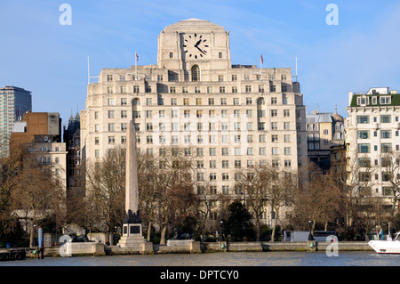 London, England, UK. Shell Mex House (1931 - Denkmalgeschützte Gebäude - die größte britische Ziffernblatt) und Cleopatra's Needle, von der South Bank gesehen Stockfoto