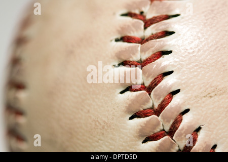 Nahaufnahme von roten Nähten auf einem baseball Stockfoto