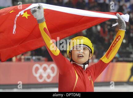 Beijing. 16. Januar 2014. In dieser 15. Februar 2006 Datei Foto, vier Mal Olympic short-Track Speedskating Meister Wang Meng feiert nach der Frauen 500-Meter-Finale bei den Olympischen Winterspielen in Turin, Italien. Wang Meng werden wahrscheinlich die Winterspiele in Sotschi vermissen, nachdem sie eine schwere Knöchelverletzung am Donnerstag erlitt. Wang Tibia Abd Wadenbein Frakturen in ihrem rechten Knöchel in Shanghai Huashan Krankenhaus diagnostiziert wurde und die Ärzte sagten, sie hat eine interne Fixation-Operation zu erhalten. © Li Gang/Xinhua/Alamy Live-Nachrichten Stockfoto