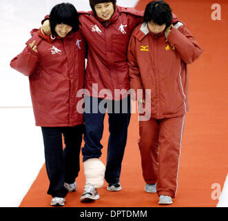 Beijing. 16. Januar 2014. In diesem 27. Januar 2008 Datei Foto ist vier Mal Olympic short-Track Speedskating Champion Wang Meng (C) auf dem Podium geholfen, nachdem sie den Champion gewann und bekam in der 3000-m-final in den 10. National Winter Games in Qiqihar, China verletzt. Wang Meng werden wahrscheinlich die Winterspiele in Sotschi vermissen, nachdem sie eine schwere Knöchelverletzung am Donnerstag erlitt. Wang Tibia Abd Wadenbein Frakturen in ihrem rechten Knöchel in Shanghai Huashan Krankenhaus diagnostiziert wurde und die Ärzte sagten, sie hat eine interne Fixation-Operation zu erhalten. © Li Gang/Xinhua/Alamy Live-Nachrichten Stockfoto