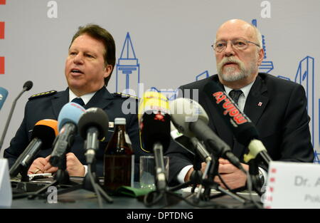 Frankfurt Main, Deutschland. 16. Januar 2014. Frankfurter Polizeipräsident Achim Tiehl (R) und Betriebsleiter Michael Hallstein sprechen auf einer Pressekonferenz über die Geiselnahme im Polizeipräsidium in Frankfurt Main, Deutschland, 16. Januar 2014. Am 15. Januar hat ein 25 Jahre alter Mann eine 18 Jahre alte Frau als Geisel genommen und in ihrer Wohnung im Frankfurter Stadtteil Sachsenhausen verbarrikadiert. Foto: MAREN HENNEMUTH/Dpa/Alamy Live News Stockfoto