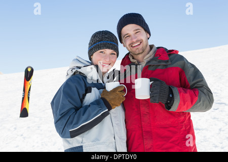 Paar beim Kaffee mit Ski Board im Schnee Stockfoto