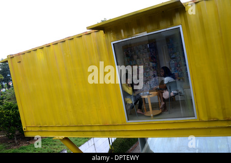 Das äußere des eine einzigartige Bibliotheksgebäude "AMIN", das aus sieben Containern aufgebaut ist Stockfoto